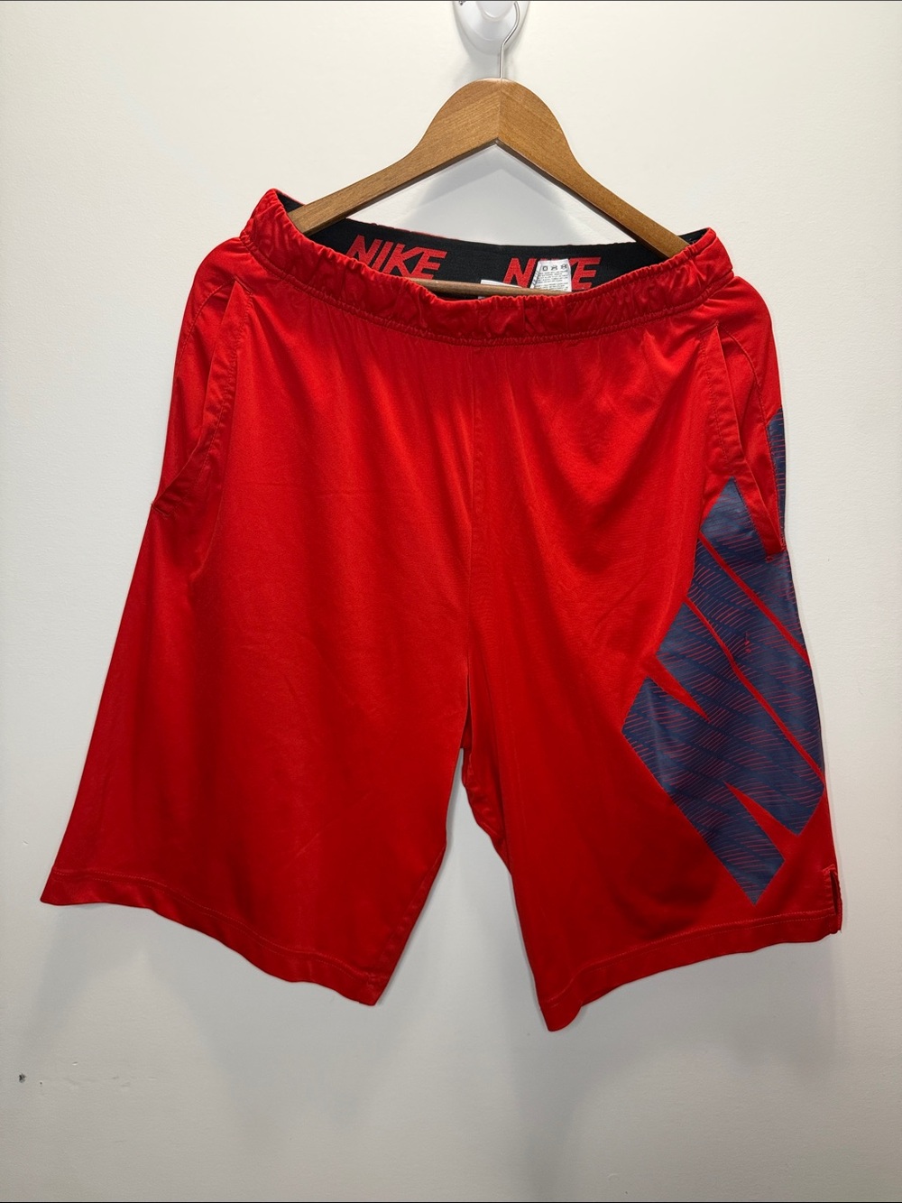 Nike Red Men's Athletic Shorts with Navy Graphic Size Large